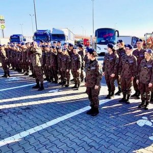 Wizyta mundurówek na lotnisku wojskowym