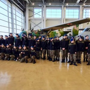 Wizyta mundurówek na lotnisku wojskowym