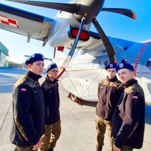 Wizyta mundurówek na lotnisku wojskowym