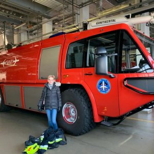 Wizyta mundurówek na lotnisku wojskowym