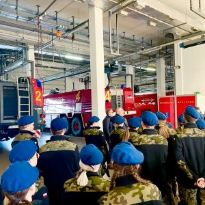 Wizyta mundurówek na lotnisku wojskowym