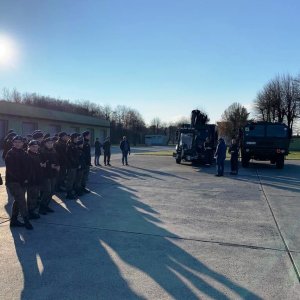 Wizyta mundurówek na lotnisku wojskowym