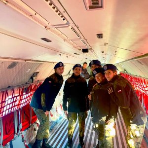 Wizyta mundurówek na lotnisku wojskowym