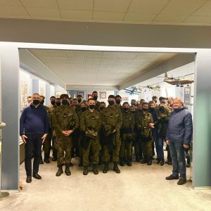 Wizyta mundurówek na lotnisku wojskowym