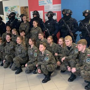 Nasze klasy mundurowe z antyterrorystami i komandosami na ćwiczeniach „Solina 2022”.