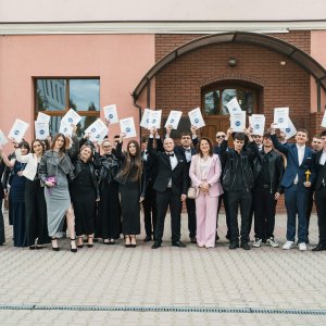 Maturzyści pożegnali szkołę. Uroczystość pełna emocji i wspomnień