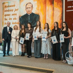 Maturzyści pożegnali szkołę. Uroczystość pełna emocji i wspomnień